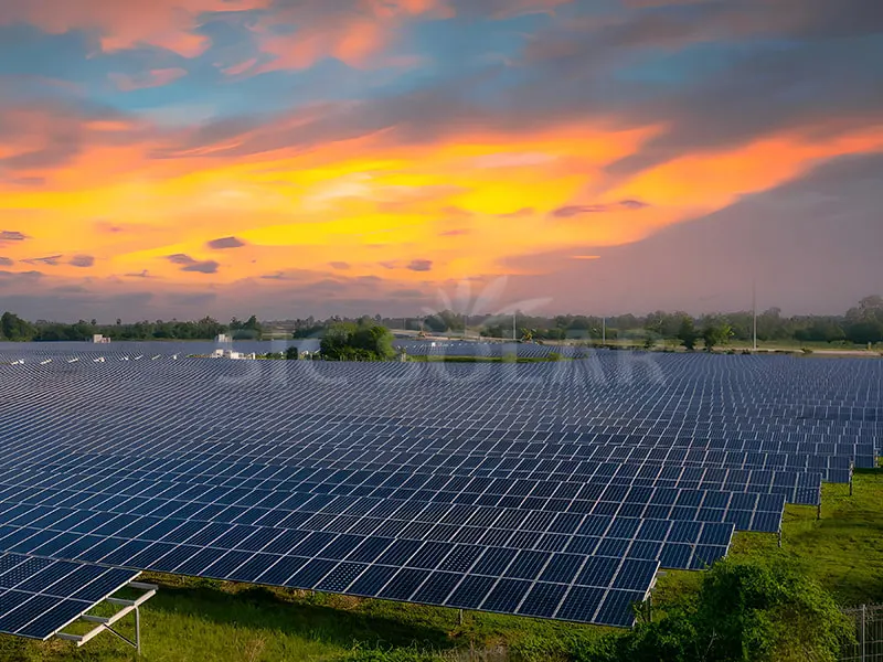 Sistemas de paneles solares de montaje en tierra de 100 MW en EE. UU.